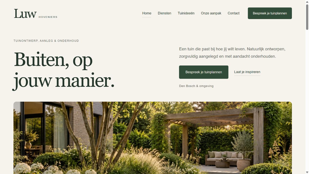 Screenshot van Luw Hoveniers met rustige groene typografie en een groot tuinbeeld